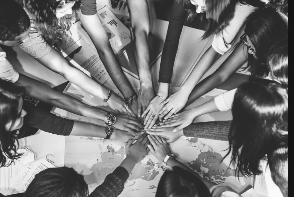 Trabajadoras del comercio textil unidas en señal de solidaridad, representando la huelga histórica del sector en Cantabria contra el convenio colectivo estatal que recorta sus derechos y salarios