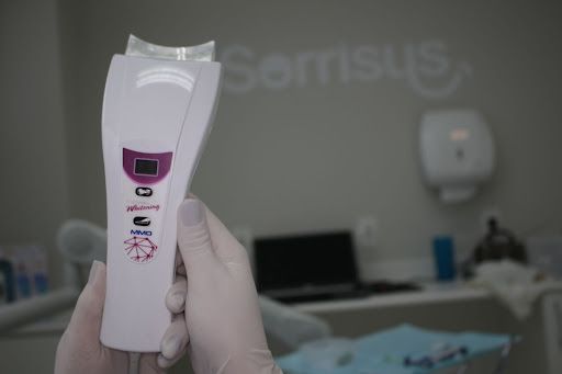 https://res.cloudinary.com/dmwww3mzd/image/upload/v1665412636/como_funciona_o_clareamento_dental_1_7e7b21b42e.jpg