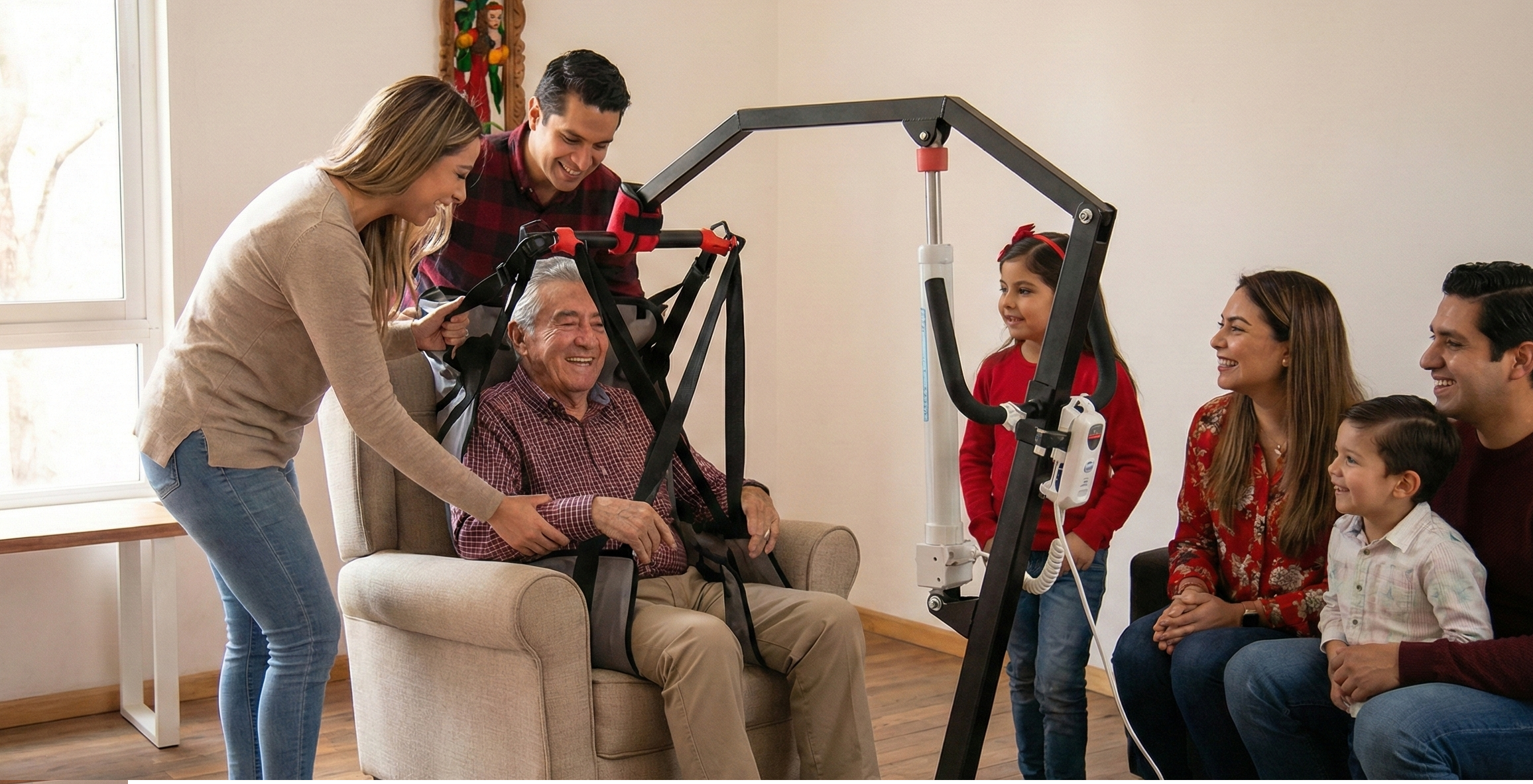 Papá con su cuidador usando la Grúa Abuelo Cómodo en casa