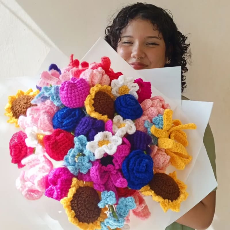 Valeria creadora de GreenPlace tejiendo a crochet