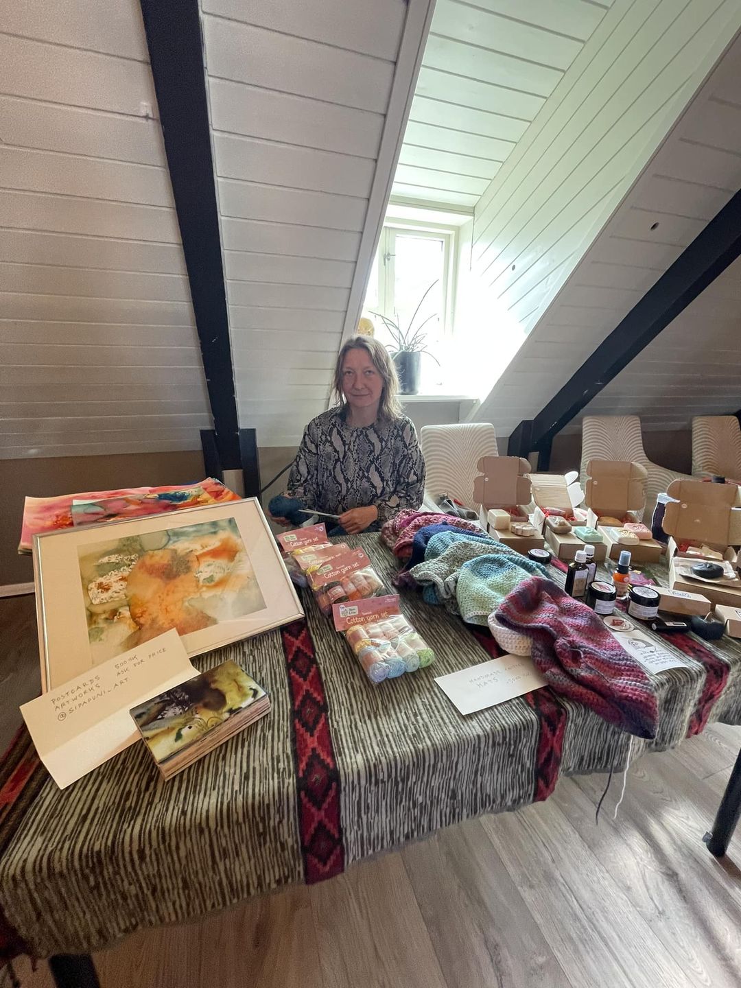 Soft crowd and movement inside White Lotus