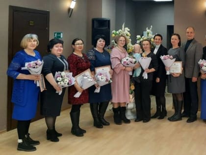 В Ханты-Мансийске единороссы организовали концерт для активисток «Шьём для наших»