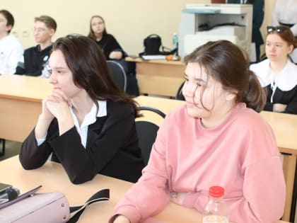 О налоге на профессиональный доход, информационном ресурсе ЕГР ЗАГС и электронных сервисах ФНС России узнали студенты Югорского государственного университета