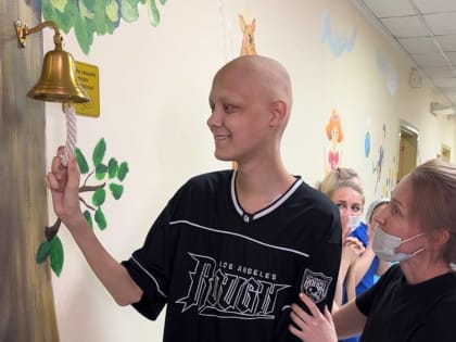Пациенты детского онкологического отделения перед выпиской звонят в колокольчик