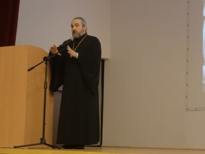 Благочинный Сургутского городского благочиния провёл родительское собрание по выбору модулей ОРКСЭ