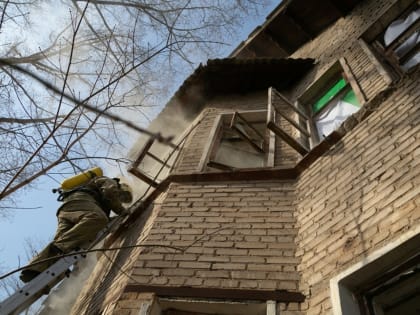 В Нижневартовске из горящего дома спасли мужчину