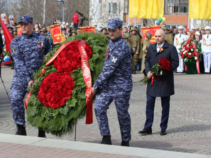 Глава Сургута у Мемориала Славы почтил память погибших в Великой Отечественной войне