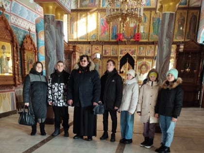 Священник провёл экскурсию по храмам г. Ханты-Мансийска для учащихся школы д. Согом