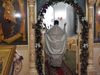 В храме в честь Всех святых г. Нефтеюганска прошли торжественные богослужения посвящённые Рождеству Христову