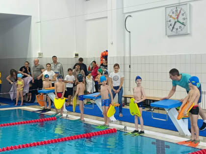 Активисты «Единой России» помогли организовать соревнования по плаванию в Ханты-Мансийские