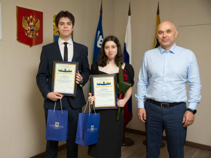 Глава Сургута встретился со 100-балльниками по итогам сдачи ЕГЭ