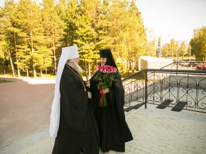 В день памяти иконы Божией Матери «Умиление» Управляющий делами Московской Патриархии митрополит Воскресенский Дионисий возглавил Божественную литургию в женском монастыре г. Сургу