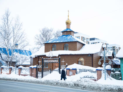 В среду первой седмицы Великого поста митрополит Ханты-Мансийский и Сургутский Павел совершил повечерие с чтением Великого канона прп. Андрея Критского в храме в честь иконы Божией