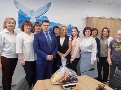 Партийцы Белоярского района поздравили сотрудников службы занятости с профессиональным праздником