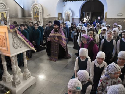 Общее говение учеников Нефтеюганской православной гимназии