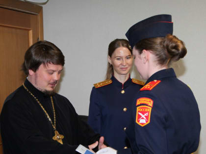 В Ханты-Мансийске священник поздравил кадетов-выпускников
