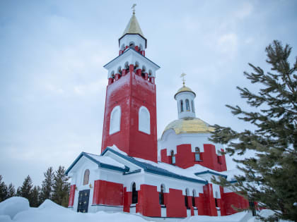 В родительскую субботу митрополит Ханты-Мансийский и Сургутский Павел совершил Божественную литургию в храме в честь Покрова Божией Матери г. Покачи
