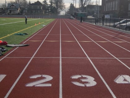 В Сургутском районе почти за 90 млн реконструировали стадион с «умной» площадкой