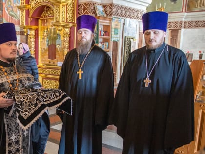 Митрополит Павел совершил Пассию с чтением акафиста Страстям Христовым в Воскресенском кафедральном соборе г. Ханты-Мансийска