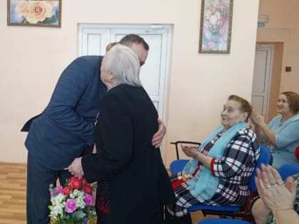 Глава Октябрьского района Сергей Заплатин  продолжает вручать юбилейные медали 