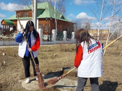 Партийцы Югорска навели порядок на территории собора Сергия Радонежского