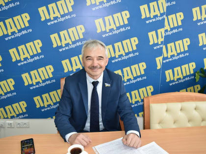 Александр Мещангин поздравляет югорчан с праздником защитника Отечества