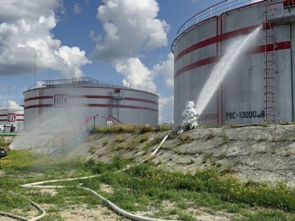 Сотрудники МЧС Югры отработали действия на случай взрыва нефтяного резервуара
