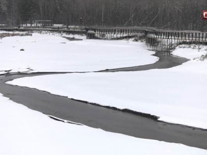 На водоемах Сургута начался ледостав. Детей и рыбаков предупреждают об опасности