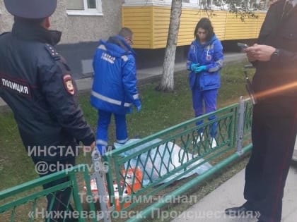 В Нижневартовске мужчина на электросамокате упал и скончался