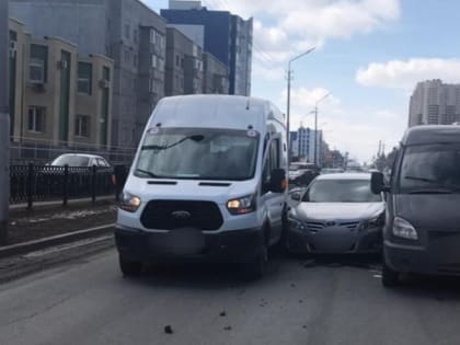 Неопытный водитель устроил в Сургуте тройное ДТП с пострадавшим