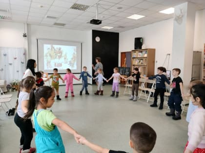 В БИБЛИОТЕКЕ СОБРАЛАСЬ «ВЕСЁЛАЯ КОМПАНИЯ»