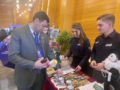 Единороссы Югры закупят ткань для волонтерского движения «Шьем для наших»