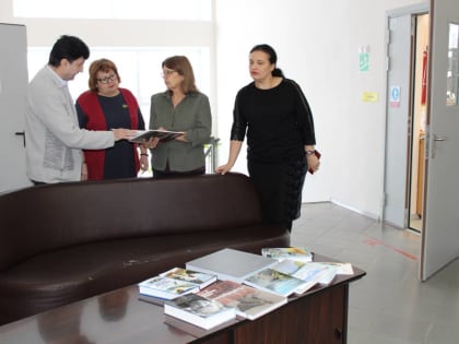 В Мегионе единороссы передали в библиотеки книги югорских писателей