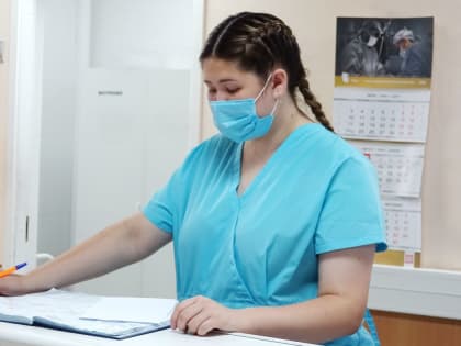 Во время летних каникул с работой Окружного кардиодиспансера познакомились 5 юных волонтеров