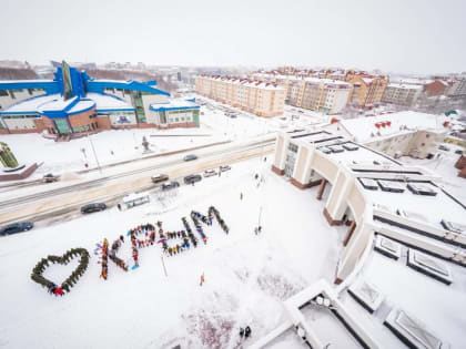 Югорчане признались в любви Крыму и развернули 150-метровый триколор