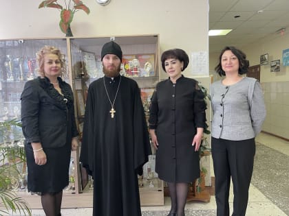 Руководство МБОУ НШ «Прогимназия» и клирик  Свято-Троицкого собора Сургута обсудили планы взаимодействия
