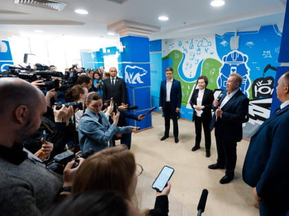 Молодогвардейцы Югры организовали площадку по плетению маскировочных сетей для участников СВО на открытии Штаба общественной поддержки «Единой России»