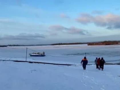 Житель Югры выжил, провалившись под лед на снегоходе