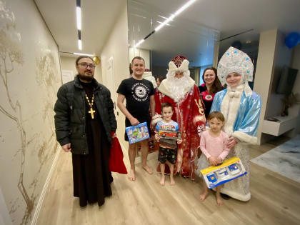 Волонтеры храма святителя Луки поздравили с Рождеством детей с ограниченными возможностями