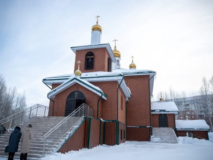 В день памяти обретения мощей блж. Матроны Московской, митрополит Ханты-Мансийский и Сургутский Павел совершил Литургию Преждеосвященных даров в храме в честь блж. Матроны Московск