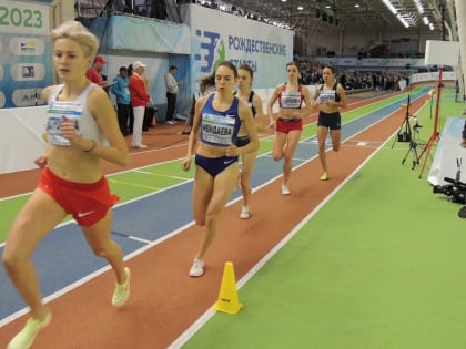 Нижневартовской бегунье вручили серебряную медаль