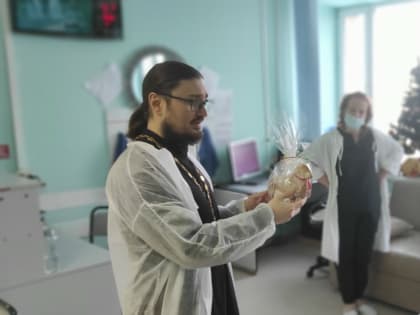 Руководство и сотрудников  Сургутской травматологической больницы поздравили с новым годом и светлым Христовым Рождеством