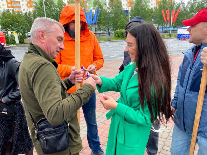 Молодогвардейцы Югры поздравили жителей округа с Днём России