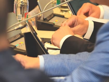 Депутат из ХМАО пожаловался на скульптуру, окрашенную в цвета украинского флага