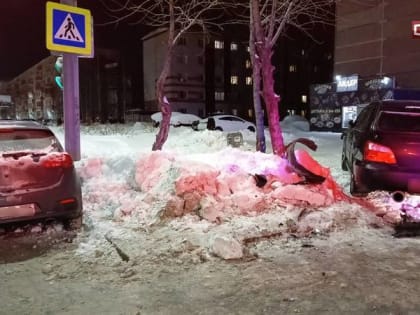 Авария на перекрестке в Сургуте: от удара «Субару» выбросило на обочину