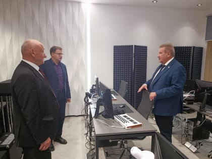 Борис Хохряков проинспектировал строительство социально значимых объектов в Белоярском районе