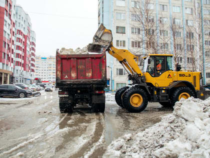 Уборкой снега во дворах Сургута занимаются 20 подрядчиков