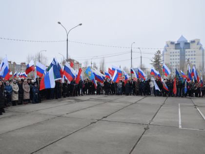 В городском сквере Югорска прошла акция «Своих не бросаем» в поддержку Донбасса