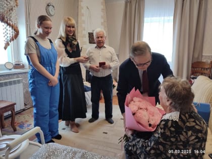 Еремей Айпин поздравил ветерана труда с 92-летием