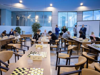 В Центре развития теннисного спорта стартовал чемпионат Югры по стоклеточным шашкам